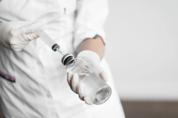 врач ставит капельницу